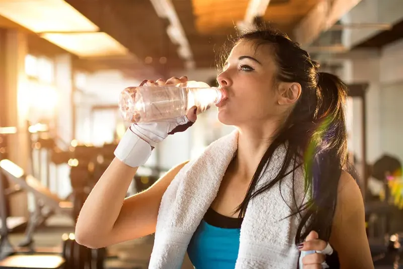 Nước uống và điện giải khi tập gym